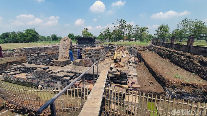 Situs Bhre Kahuripan atau Candi Tribhuwana Tunggadewi terletak di persawahan Desa Klinterejo, Kecamatan Sooko, Kabupaten Mojokerto. Yuk lihat hasil ekskavasi tahap ketiga.