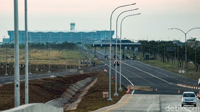 Menjajal Tol ke Bandara Kertajati yang Bakal Rampung Selangkah lagi, Bandara Internasional Jawa Barat (BIJB) Kertajati bakal bisa ditempuh penuh lewat jalan tol. Jalan akses langsung ke jalan tol ditargetkan selesai bulan September 2021.
