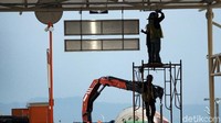 Beberapa proses pengerjaan masih dilakukan, seperti instalasi gerbang tol.