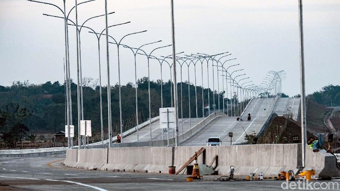 Selangkah lagi, Bandara Internasional Jawa Barat (BIJB) Kertajati bakal bisa ditempuh penuh lewat jalan tol. Jalan akses langsung ke jalan tol ditargetkan selesai bulan September 2021.