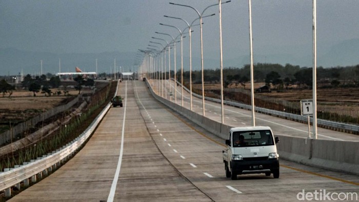 Menjajal Tol ke Bandara Kertajati yang Bakal Rampung Selangkah lagi, Bandara Internasional Jawa Barat (BIJB) Kertajati bakal bisa ditempuh penuh lewat jalan tol. Jalan akses langsung ke jalan tol ditargetkan selesai bulan September 2021.