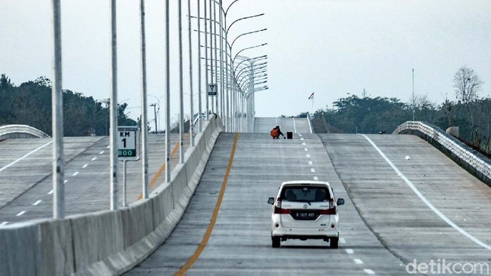 Menjajal Tol ke Bandara Kertajati yang Bakal Rampung Selangkah lagi, Bandara Internasional Jawa Barat (BIJB) Kertajati bakal bisa ditempuh penuh lewat jalan tol. Jalan akses langsung ke jalan tol ditargetkan selesai bulan September 2021.