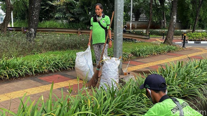 Meski Hamil, Murni Tetap Gigih Bekerja di Tengah Pandemi Murni (26) adalah petugas dari Dinas Kehutanan, yang selalu membersihkan tanaman hias yang berada di kolong Jembatan Taman Ria, Senayan, Jakarta. Ia pun tetap gigih bekerja meski tengah hamil 8 bulan.