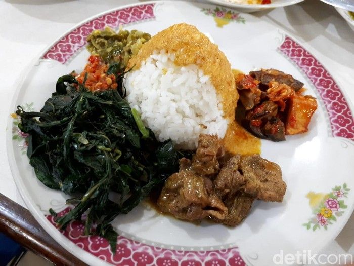 Modal Gerobak, 5 Warung Padang Ini Punya Menu yang Terkenal Enak dan Murah
