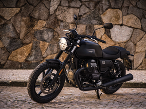 Moto Guzzi New V7 Stone, Tampil Tangguh, Klasik dengan Fitur Modern
