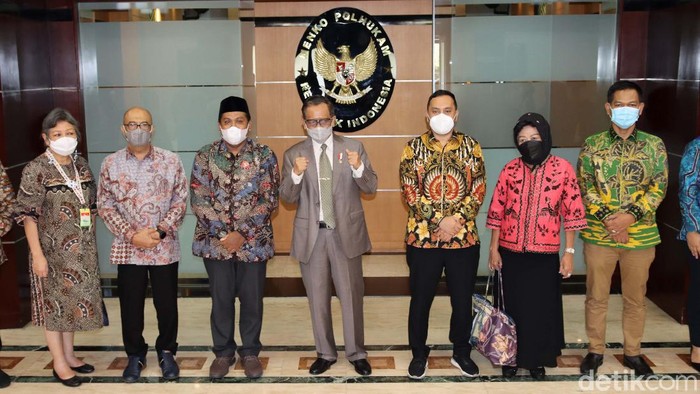 NasDem Usul Syaikhona Kholil Jadi Pahlawan Nasional ke Mahfud MD Menko Polhukam Mahfud MD menerima fungsionaris DPP Partai NasDem. Partai NasDem mengusulkan ulama Madura, Syaikhona Kholil, sebagai pahlawan nasional.