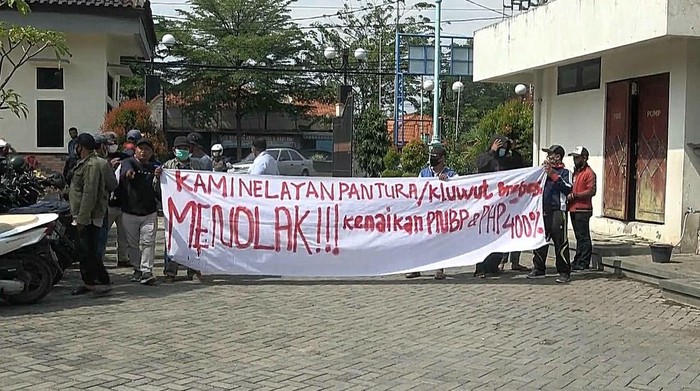 Nelayan Brebes geruduk Gedung DPRD tolak tarif PNBP naik