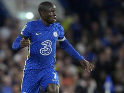 NGolo Kante akhirnya kembali masuk setelah terakhir pada 2018. Kante melengkapi skema tiga pemain lini tengah. (Foto: Frank Augstein/AP)
