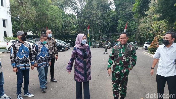 Pangdam III/Siliwangi saat bertemu dengan Desy Ratnasari