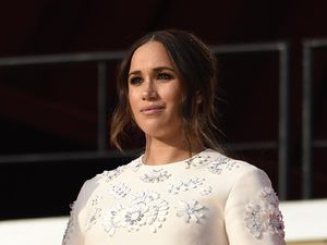 Meghan Markle Pakai Tas 64 Juta Saat Serukan Vaksin, Ada Pesan Tersembunyi