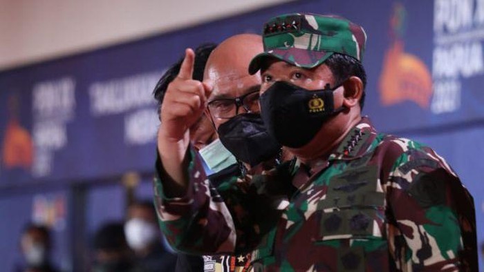 Panglima TNI Marsekal Hadi Tjahjanto meninjau Operasi Cartenz dalam rangka pengamanan PON ke-XX di Papua