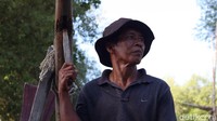 Namun, aksesibilitas itu agaknya masih tak sebanding dengan ancaman hilangnya pantai tersebut. Hal itu pun diutarakan oleh salah satu warga bernama Kartawajiaya yang sehari-harinya berprofesi sebagai nelayan (Randy/detikTravel)