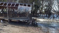 Namun, kini garis pantai kian dekat. Hal itu diperburuk dengan debit ombak yang cukup galak dan mengikis pasir pantai sedikit demi sedikit (Randy/detikTravel)