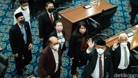 Ketua DPRD DKI Jakarta Prasetio Edi Marsudi menepis tuduhan melanggar aturan tata tertib DPRD DKI Jakarta. Rapat paripurna pun diskors kembali pukul 12.30 WIB dan dijadwalkan di lain hari.
