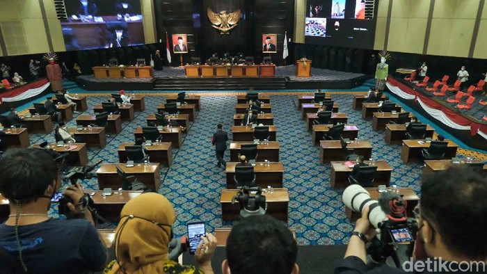 Rapat paripurna hak interpelasi Formula E kepada Gubernur DKI Jakarta Anies Baswedan tetap digas meski tidak kuorum. Rapat hanya dihadiri Fraksi PDIP dan PSI di DPRD DKI.