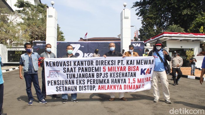 Pensiunan PT KAI gelar aksi demo tuntut tunjangan kesehatan, hari raya dan gaji ke-13 dibayarkan.