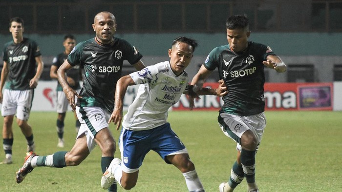 Pesepak bola Persib Bandung Beckham Putra (tengah) berebut bola dengan dua pesepak bola Persikabo 1973 pada lanjutan Liga 1 di Stadion Wibawa Mukti, Kabupaten Bekasi, Jawa Barat, Senin (27/9/2021). Pertandingan berakhir imbang 0-0. ANTARA FOTO/ Fakhri Hermansyah/aww.