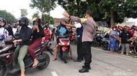 Beberapa ruas jalan pun langsung ditutup baik dari arah timur maupun barat kantor bupati Blitar tersebut. Karena konsentrasi massa semakin menumpuk. Sejak Senin (27/9) siang, beragam poster, flyer dan ajakan turun ke jalan bagi semua peternak bermunculan di semua platform media sosial.