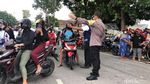 Peternak di Blitar Demo Bagi-bagi Telur dan Ayam Gratis Peternak di Blitar Demo Bagi-bagi Telur dan Ayam Gratis