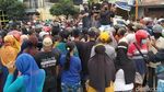 Peternak di Blitar Demo Bagi-bagi Telur dan Ayam Gratis