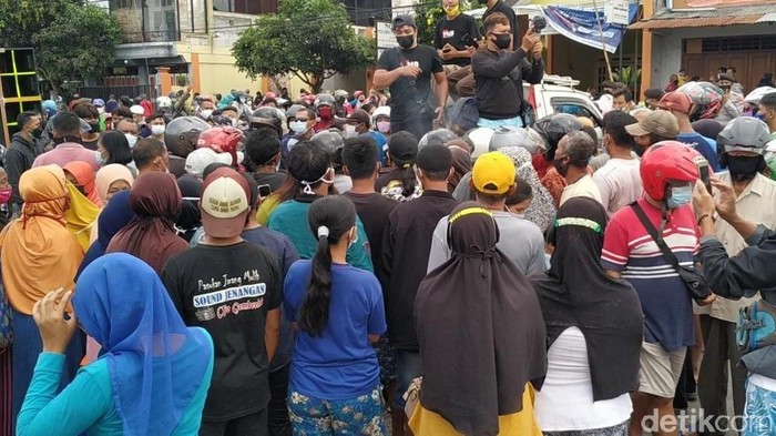 Para peternak ayam petelur berdemo di depan kantor Bupati Blitar di Kanigoro dengan membagi-bagikan telur gratis sebagai bentuk protes terhadap pemerintah.

Aksi itu pun menimbulkan keramaian dengan diserbu ratusan emak-emak yang sudah berkerumun di depan Kantor Pemkab Blitar di Kanigoro.