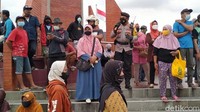 Mereka ingin mendapatkan telur gratis dalam demo peternak Blitar itu. Bahkan ada saja emak-emak yang rela berangkat sejak pagi pukul 06.00 WIB demi mendapatkan telur dan ayam gratis. Sayangnya, aksi bagi-bagi telur dan ayam gratis itu batal dilaksanakan. Polisi membubarkan aksi ini karena kerumunan massa berkonsentrasi di depan Kantor Pemkab Blitar.  