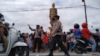 Penutupan jalan pun mulai dilakukan pada pukul 07.30 WIB. Di jalur dari arah barat, jalan ditutup di simpang tiga Serut. Sementara di jalur arah timur, jalan ditutup di simpang empat gedung DPRD Kabupaten Blitar.