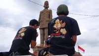 Para peternak ayam petelur berdemo di depan kantor Bupati Blitar di Kanigoro dengan membagi-bagikan telur gratis sebagai bentuk protes terhadap pemerintah.
