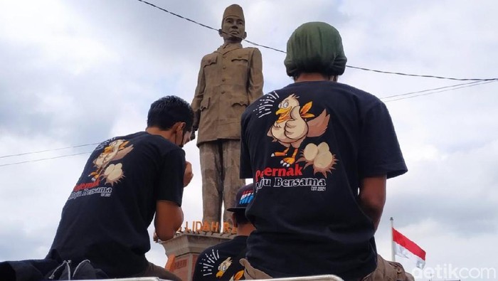 Peternak di Blitar Demo Bagi-bagi Telur dan Ayam Gratis Para peternak ayam petelur berdemo di depan kantor Bupati Blitar di Kanigoro dengan membagi-bagikan telur gratis sebagai bentuk protes terhadap pemerintah.
Aksi itu pun menimbulkan keramaian dengan diserbu ratusan emak-emak yang sudah berkerumun di depan Kantor Pemkab Blitar di Kanigoro.