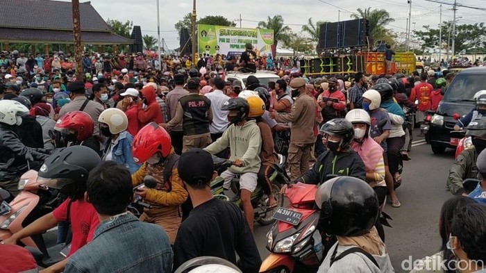 Para peternak ayam petelur berdemo di depan kantor Bupati Blitar di Kanigoro dengan membagi-bagikan telur gratis sebagai bentuk protes terhadap pemerintah.

Aksi itu pun menimbulkan keramaian dengan diserbu ratusan emak-emak yang sudah berkerumun di depan Kantor Pemkab Blitar di Kanigoro.