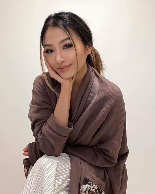 Setelah kemenangannya sebagai Miss Earth Australia 2021, Phoebe Soegiono pun menuliskan ucapan rasa syukurnya di Instagram. Selain kepada tim, ia tak lupa berterima kasih kepada keluarga juga netizen yang memberi dukungan dan komunitas Indonesia. Foto: Instagram @phoebesoegiono