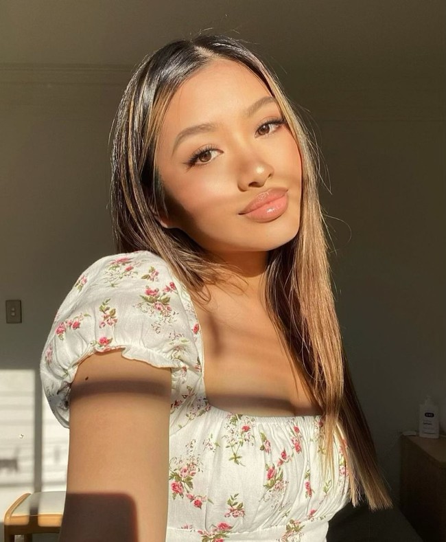 Phoebe Soegiono lahir dari orangtua yang berasal dari Indonesia. Wanita 23 tahun itu sendiri lahir dan besar di Australia tapi sempat beberapa tahun tinggal di Indonesia saat kecil. Foto: Instagram @phoebesoegiono