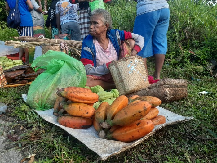 Pisang Tongkat Langit di pasar Fakfak, Papua Barat.