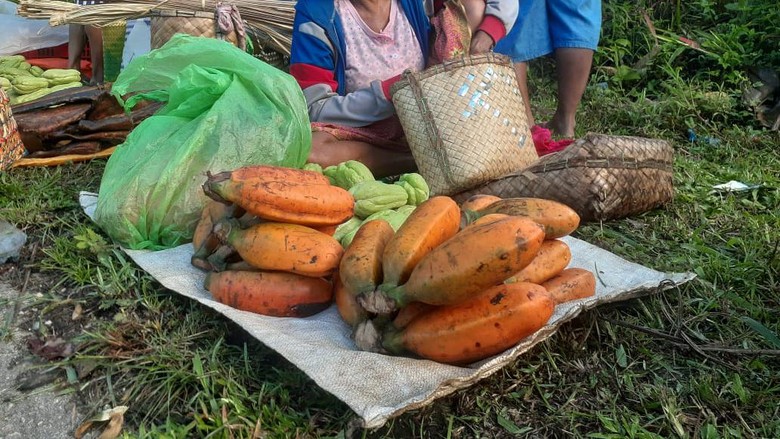Pisang Tongkat Langit Pisang Tongkat Langit di pasar Fakfak, Papua Barat.