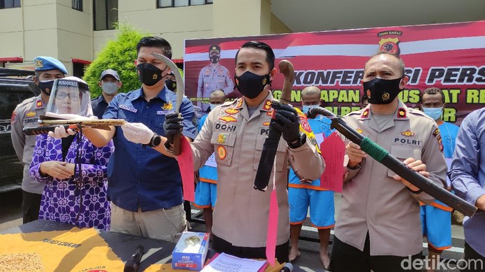 Polisi perlihatkan sejumlah barang bukti terkait kasus bentrok dua ormas di perbatasan Sukabumi-Cianjur.