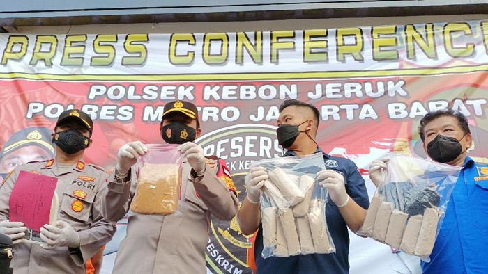 Polsek Kebon Jeruk menangkap pasutri edarkan puluhan kilogram ganja jaringan Lapas Lampung.
