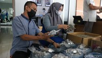Sebelum mengantar uang koin tabungannya, Asriadin telah lebih dulu membayar uang muka untuk pembelian mobil Toyota Rush seharga Rp Rp 271 juta.