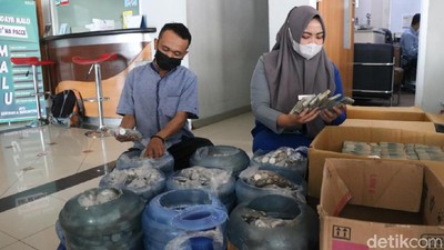 Potret 9 Galon Uang Koin Dipakai Pria Makassar Beli Mobil Rp 271 Juta
