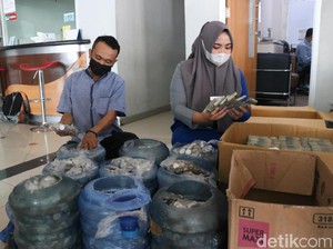 Begini Cara Dealer Hitung Uang Koin Dipakai Pria Beli Mobil Rp 271 Juta