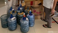 Uang koin di dalam 9 galon dan sejumlah uang kertas yang terikat itu merupakan tabungan dari hasil usaha Asriadin berjualan barang campuran alias sembako.