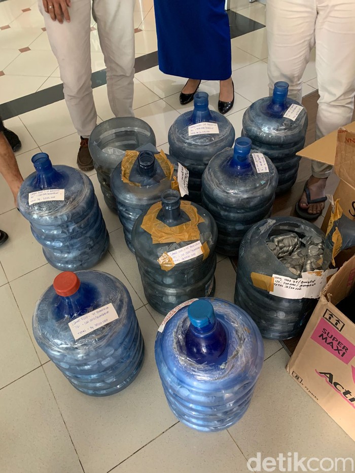 Pria di Makassar beli mobil pakai uang koin. Pria di Makassar beli mobil pakai uang koin.