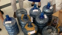 Selain uang koin, ada juga uang kertas pecahan yang diikatnya lalu dimasukkan ke dalam kardus.