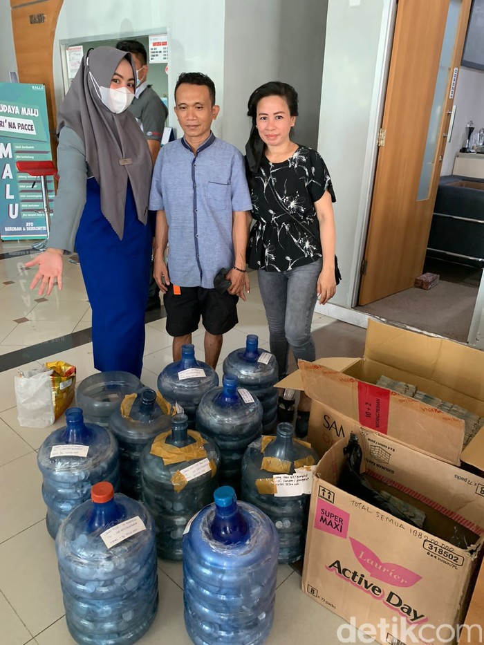 Pria di Makassar beli mobil pakai uang koin. Pria di Makassar beli mobil pakai uang koin.