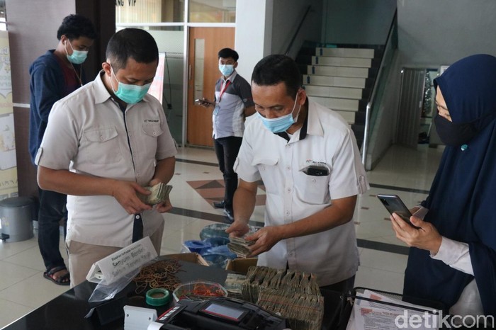 Pria di Makassar beli mobil pakai uang koin. Pria di Makassar beli mobil pakai uang koin.