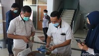 Sementara uang koin dan kertas yang diantarnya itu senilai Rp 160 juta untuk pembayaran sisa uang muka mobil.