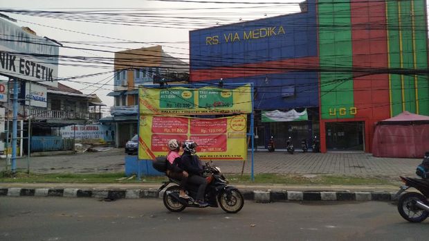 Proses pencabutan tiang sedang dikerjakan. Namun, ada kabel menjuntai di Jl WR Supratman, Ciputat Timur, Tangerang Selatan (Tangsel)