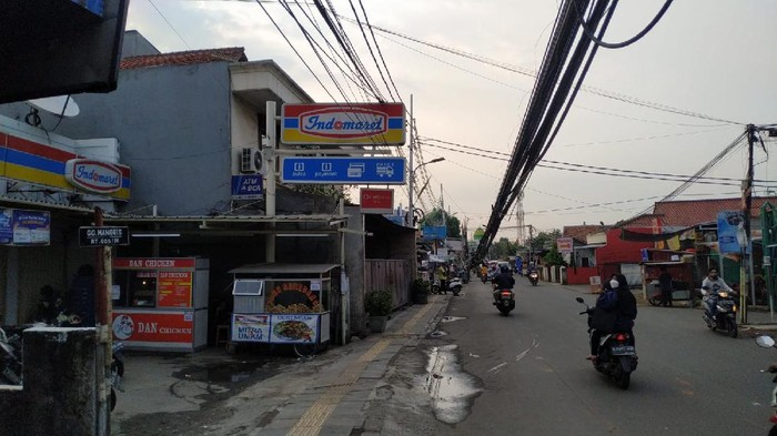 Proses pencabutan tiang sedang dikerjakan. Namun, ada kabel menjuntai di Jl WR Supratman, Ciputat Timur, Tangerang Selatan (Tangsel)