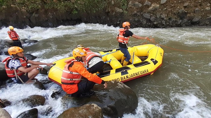 Proses pencarian pria odgj di Banjarnegara yang hanyut di Sungai Serayu