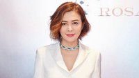 Kemudian, Rosamund pun mendapatkan kesempatan untuk debut pada film The Head Hunter tahun 1982. Foto: dok instagram