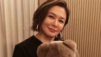 Rosamund Kwan dikenal sebagai aktris yang berperan dalam film laga. Sukses dengan tampil dalam Twinkle, Twinkle, Lucky Stars (1985), ia kembali beradu akting dengan Jackie Chan dalam Armour Of God (1994). Foto: dok instagram